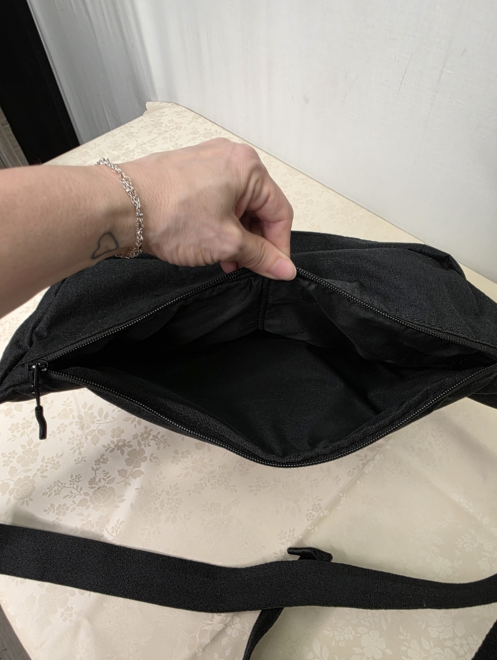 Nike Tech Hip Pack Large Black Crossbody Fanny Pack 10L BA5751-010 - Picture 6 of 9